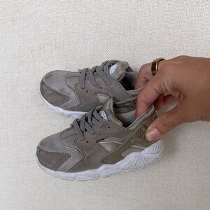 Nike Huarache sneaks toddler size 7